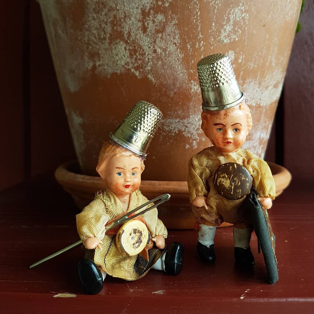 Titt och Tätt ett syskonpar, bär på allt som de har kvar, från mammans sybehörsaffär. Nej, hon blev icke miljonär, men en stoppnål tung och lång, samt tjugo nålar i ett fång. Det är arvet för de små, som Titt o Tätt nu släpar på!