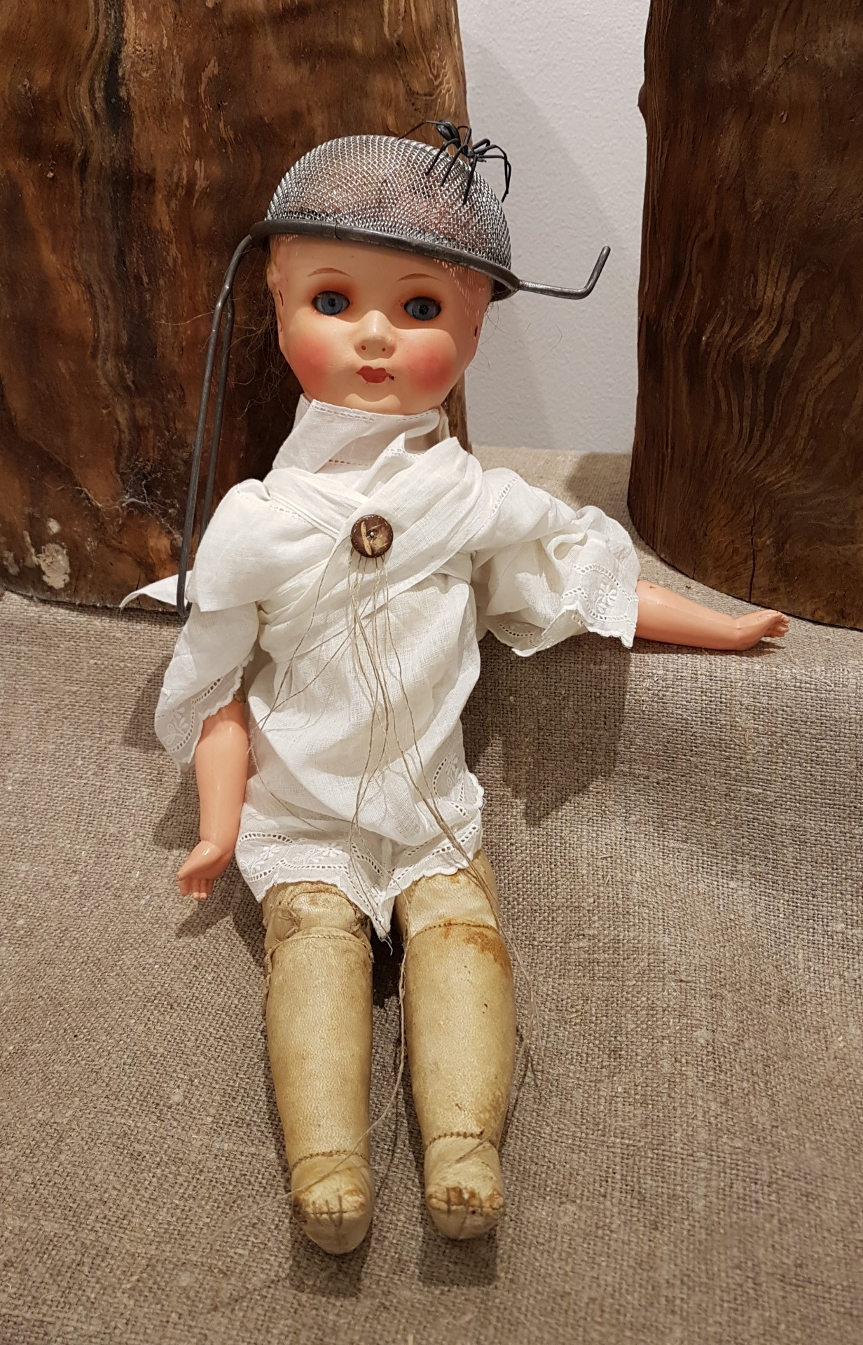 Philippa är bästis med precis alla djuren, allt ifrån hundar och katter till tjuren. En nyfunnen vän är hoppspindeln Kalle han sitter nu stilla uppå hennes skalle. Tillsammans de tänka och filosofera vår vänskap för alla vi manifestera!