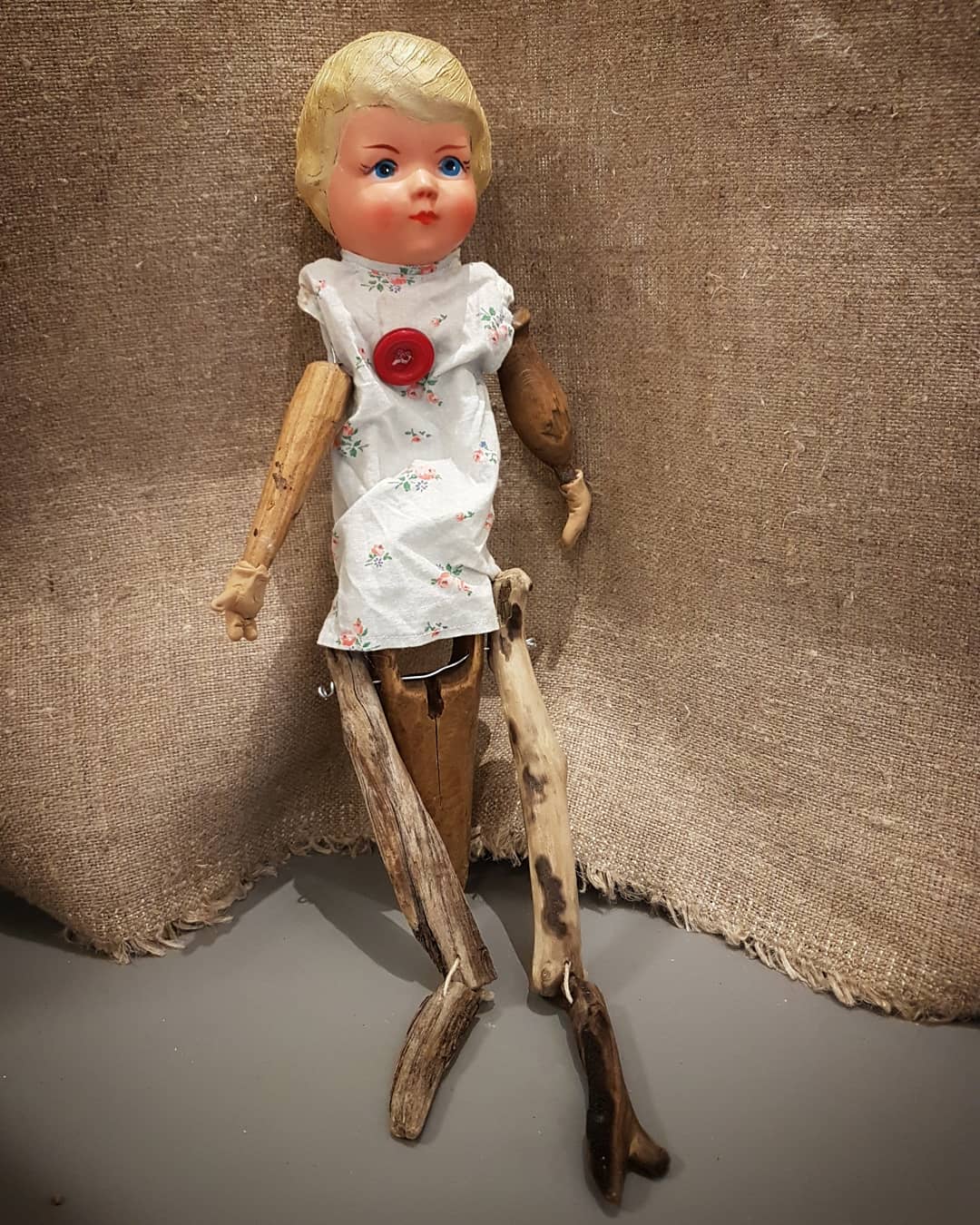 En stelopererad flicka från Götet, spotta på kroken men glömde bort flötet. Så det blev inget napp, men rensa hon slapp och firren glatt undgick det mötet!
